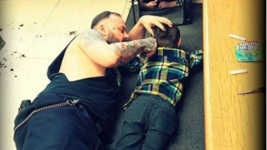 El peluquero que se tira al suelo para cortarle el pelo a un nene con autismo