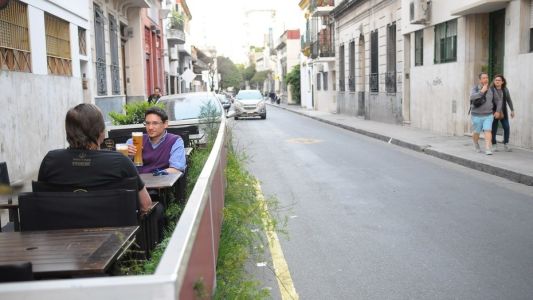 Decks para comer en las calles porteñas: ¿son un riesgo para los comensales?