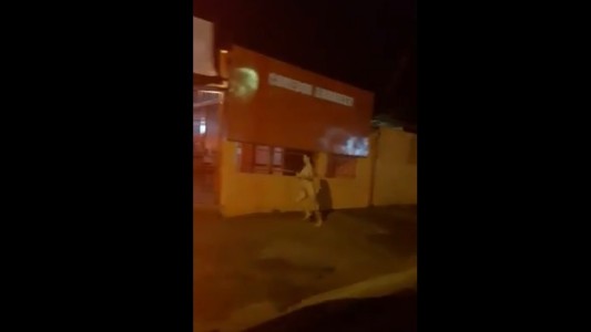 Video: Desnuda, corre a su novio por la calle porque le robó el celular