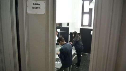 Inauguraron el primer baño mixto en una escuela pública