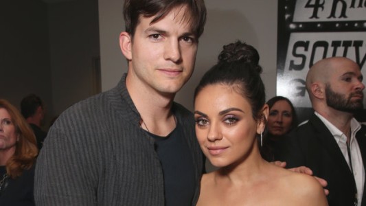 Por qué los hijos de Mila Kunis y Ashton Kutcher no tendrán regalos en Navidad
