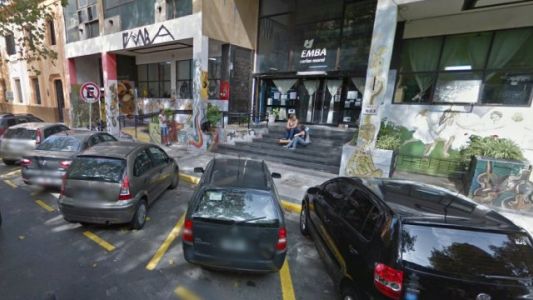 Hallaron a un alumno teniendo sexo con la madre de una compañera en un aula
