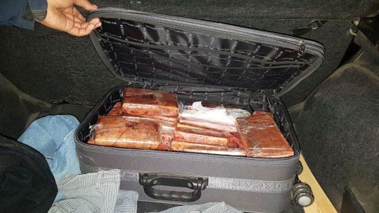 Lo pararon en un control vehicular y quiso escapar corriendo: llevaba 20 panes de marihuana y 4 de cocaína