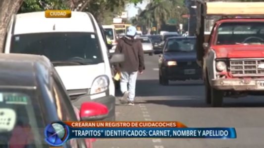 Habilitan el trabajo de "cuidacoches sociales" en Rosario
