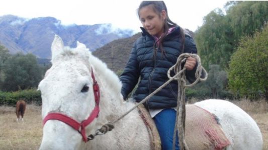 Lucía tiene 12 años, es ciega y todos los días cabalga siete kilómetros para ir a la escuela