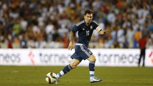 La camiseta alternativa de la Selección Argentina para Rusia 2018 cambia de color