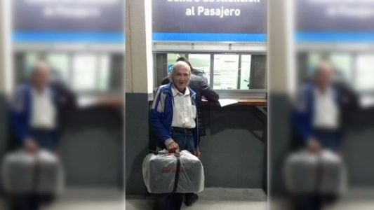 El jubilado que se gana la vida tocando el bandoneón en una estación de tren y fue echado por la policía