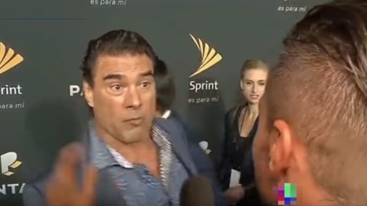 Brutal golpe de un actor de telenovelas a un periodista en una alfombra roja