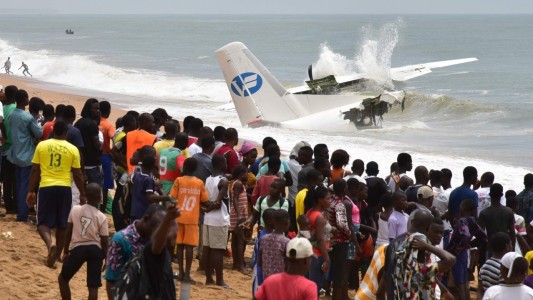 Dramático accidente en Costa de Marfil: cayó un avión en la playa