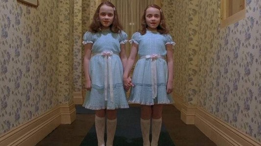 Así están ahora las terroríficas mellizas de la película "El Resplandor"