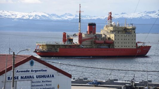 El Almirante Irízar zarpó de Ushuaia rumbo a la Antártida para realizar pruebas de hielo