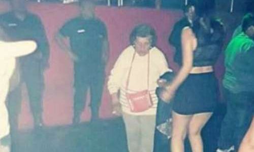 La abuela que fue al boliche a buscar a su nieta para que cuide a su bebé