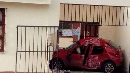 Un auto traspasó las rejas de un escuela y se incrustó en la puerta de entrada