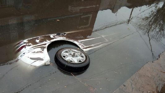 Un pozo se tragó un auto en el que iba una familia con un bebé en Santa Fe