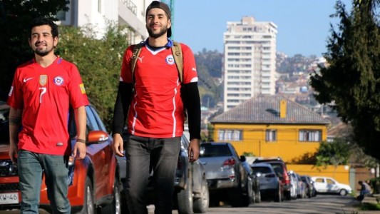 Chilenos partieron a pie hacia Rusia para ver el Mundial y en Perú se enteraron sobre la eliminación