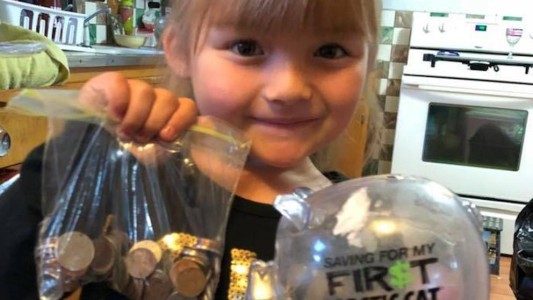 La nena que gastó sus ahorros para que sus amigos puedan tomar leche