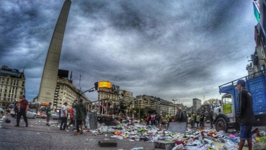 La 9 de Julio quedó repleta de basura por una protesta de recolectores de residuos