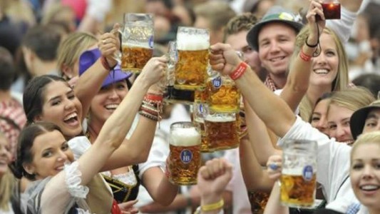 Estudio afirma que el consumo de alcohol ayuda a hablar un idioma extranjero