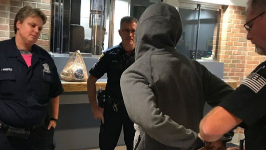 Un joven fugitivo prometió entregarse a la policía si recibía 1.000 "me gusta" en Facebook: adiviná lo que paso