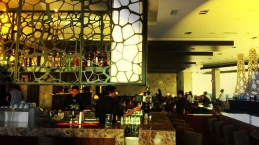 Se olvidó una mochila con 460 mil pesos en un restaurante mendocino y los mozos la devolvieron