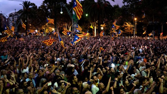 Rajoy destituye al gobierno catalán e interviene el Parlamento: protestas en Barcelona