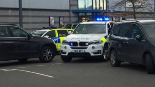 Detuvieron a un hombre en una toma de rehenes en un bowling en Inglaterra