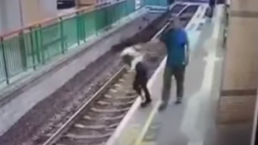 Video: tiró a una mujer a las vías del tren y siguió caminando