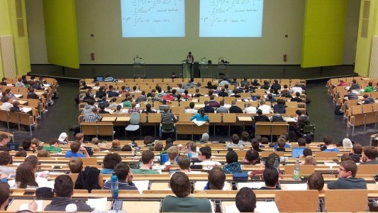 Para demostrar que no le prestaban atención, profesor publicó el historial de navegación de sus alumnos