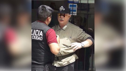 Arrestaron a un hombre vestido con simbología nazi que sacaba fotos frente a una escuela judía