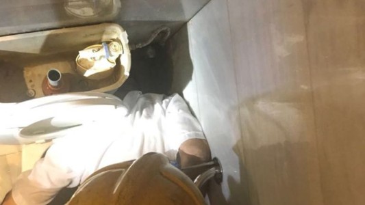 Bomberos liberaron a un hombre con la cabeza atorada entre el inodoro y la pared