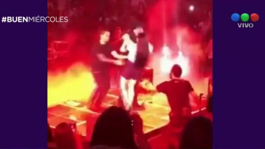 Maluma rechazó a una fan que quiso besarlo