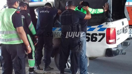 Dos policías borrachos fueron detenidos tras chocar dos veces
