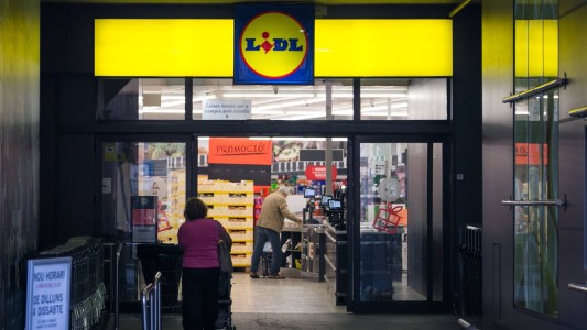 El curioso caso del empleado que fue echado de un supermercado español por trabajar más de la cuenta