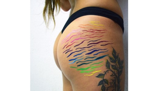 La artista que lucha contra la tiranía de la perfección convirtiendo las estrías en cuadros