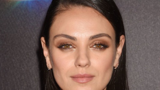 Por qué Mila Kunis le da un sorbito de vino a su hija todas las semanas
