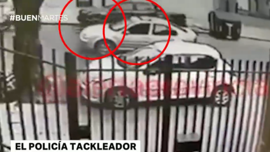 El policía tackleador: detuvo a dos motochorros