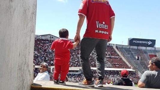El nene fanático de Huracán que le falta un brazo y conmovió a todos en las redes sociales