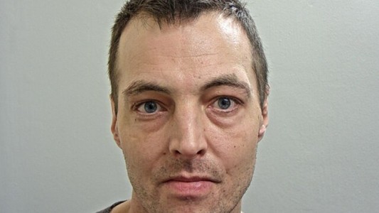 “No puedes tener mi cerebro”: el escalofriante mensaje que le escribió en el pecho a su novia tras matarla