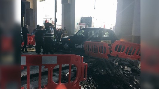 Pánico en Londres por un taxi fuera de control: subió a la vereda y atropelló a cuatro personas