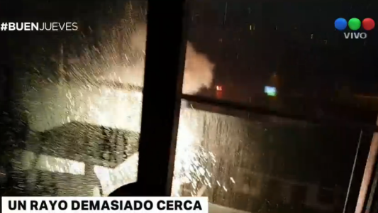 Impresionante video: cayó un rayo a metros de su balcón