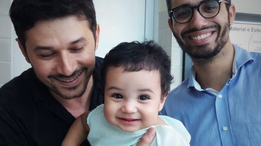 Un padre gay conmueve al mundo al publicar una carta para su hijo recién adoptado