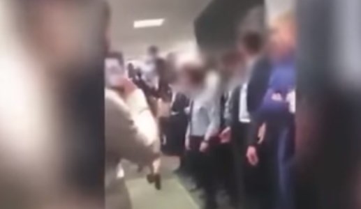 Polonia: el jefe de un oficina le pagó a una empleada para que desfile desnuda y levante "la moral de los empleados"