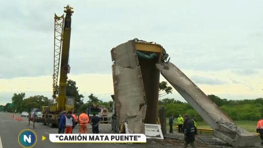Un camión volcador derribó un puente en la Riccheri