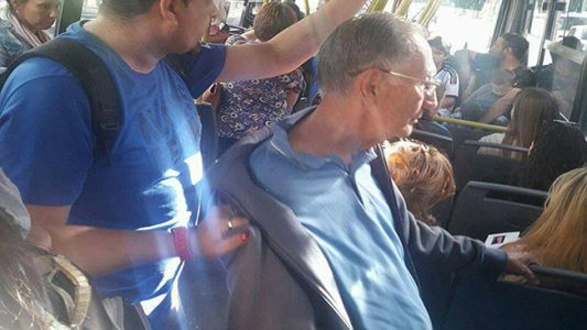 Abuso en el colectivo 160: un hombre de 82 años le eyaculó en el brazo a una joven