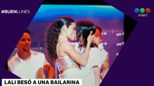 Polémico beso de Lali Espósito a su bailarina en pleno show