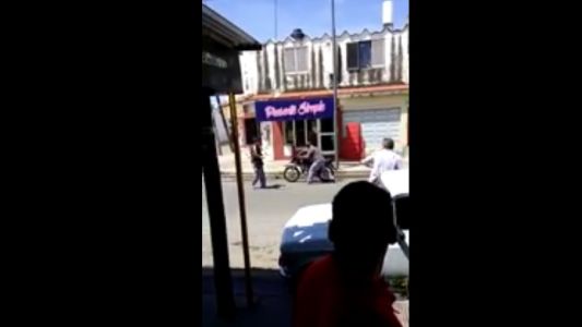 Video: Violento asalto a una carnicería termina con disparos en medio de la calle