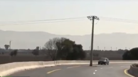 Video: construyeron una autopista y dejaron un poste de luz en el medio del camino