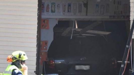 Mueren dos niños y 21 resultan heridos luego de que un vehículo se incrustara en una escuela