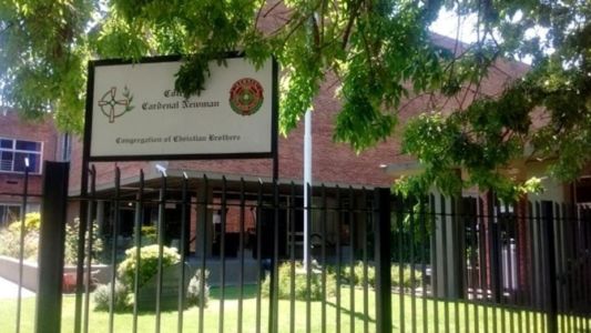 Separaron a un cura del colegio Cardenal Newman por "situaciones irregulares" con los alumnos
