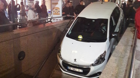 Conductora confundió la entrada del subte con la de un estacionamiento